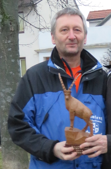 Fredl mit einem Holzsteinbock für die jahrelange Unterstützung der Wanderfreunde Traunstein-Salzkammergut